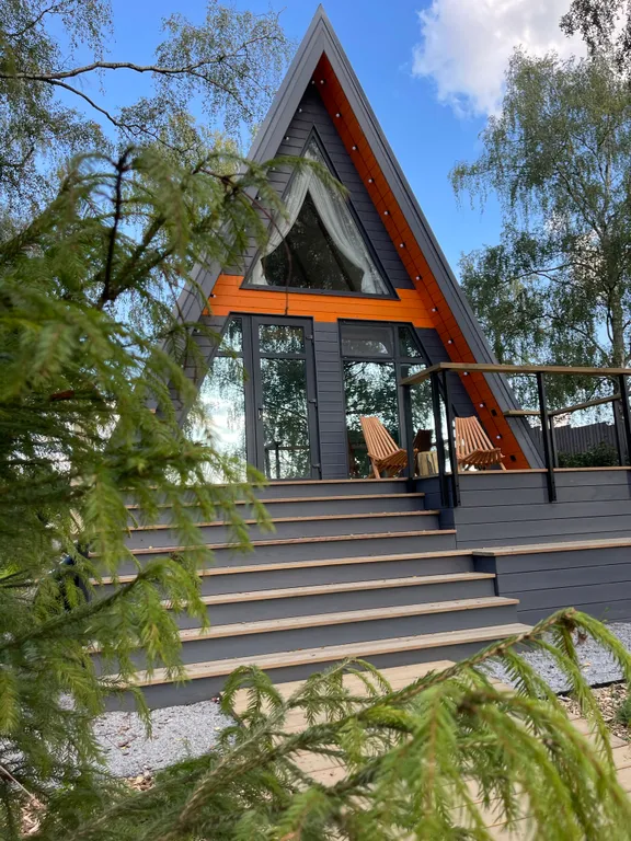 Уютный дом на берегу озера в березовой роще