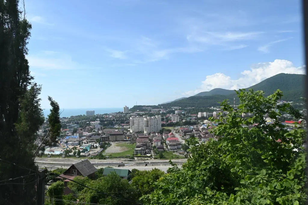 Домик-эконом с террасой и видом на море и горы
