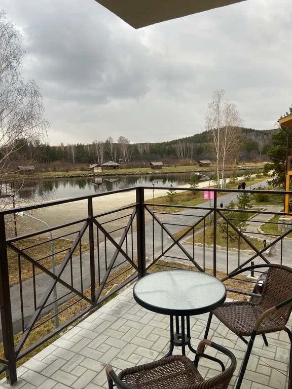 Апартаменты на горнолыжном курорте Солнечная Долина с видом на озеро