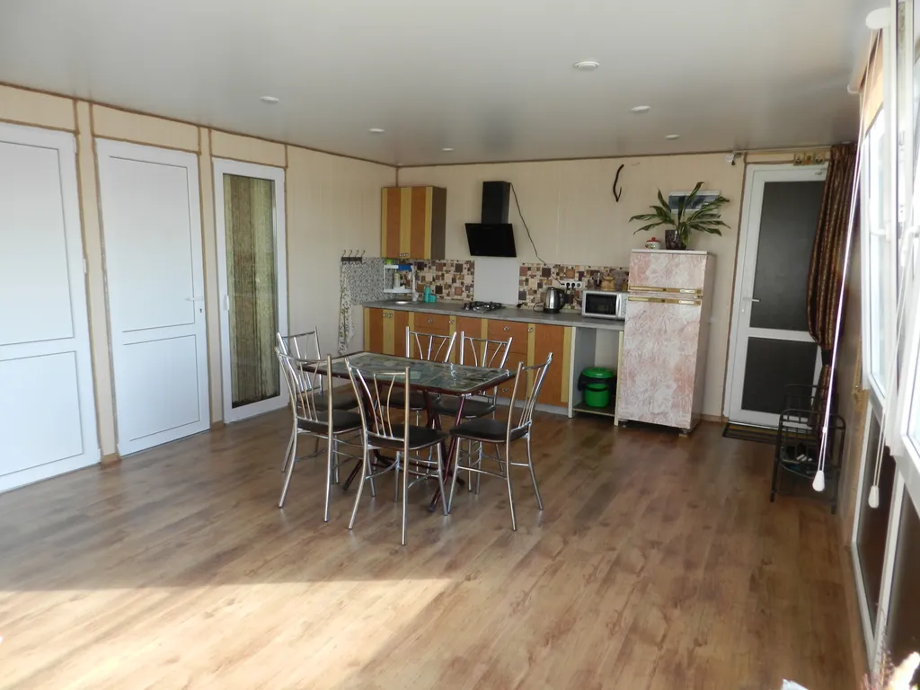 Домики на пляже Золотой Якорь с видом на море