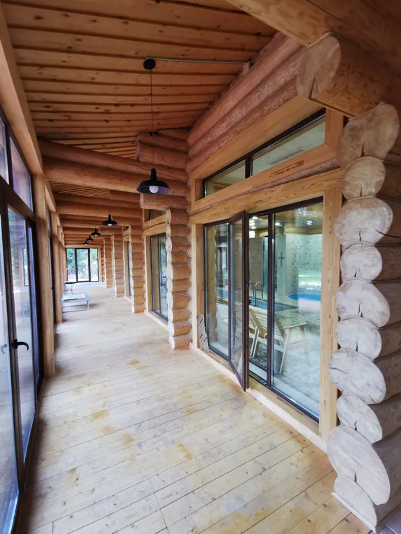 Уютный коттедж из бруса с бассейном