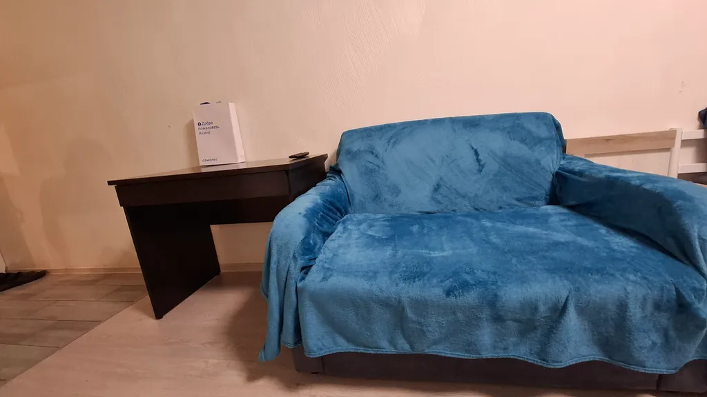 Студия с новым ремонтом мебелью и бытовой техникой