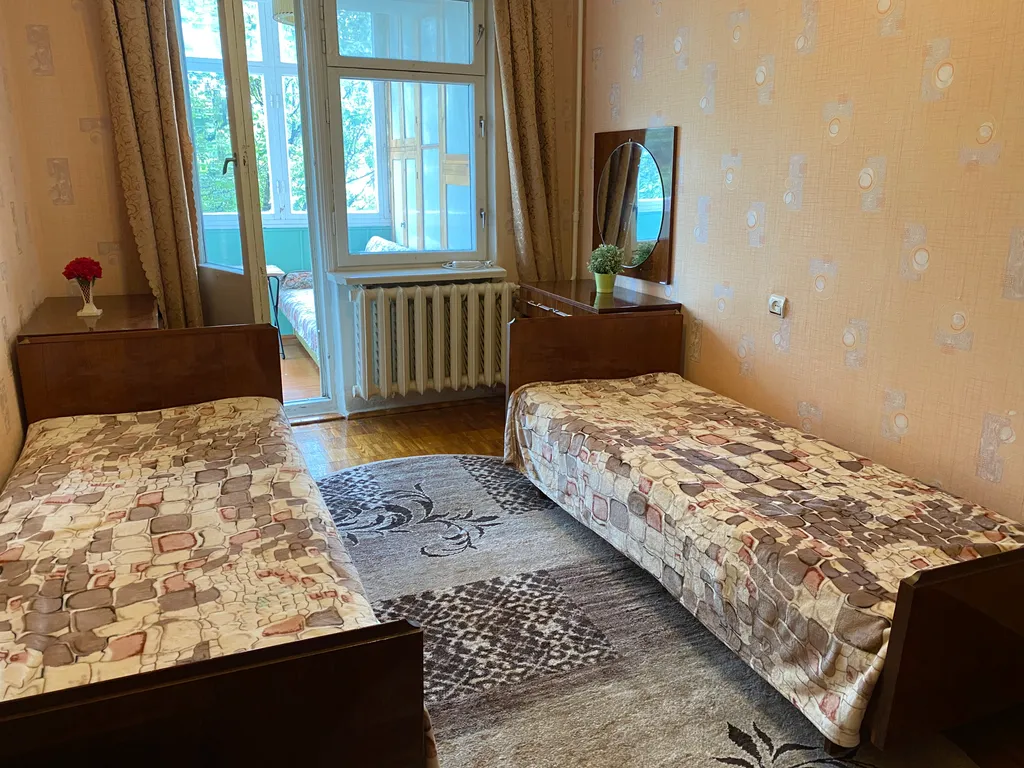 Двухкомнатная квартира с большой лоджией в центре Феодосии