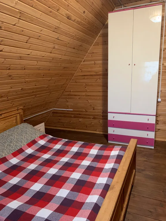 Усадьба Медвежий угол в лесу на берегу озера