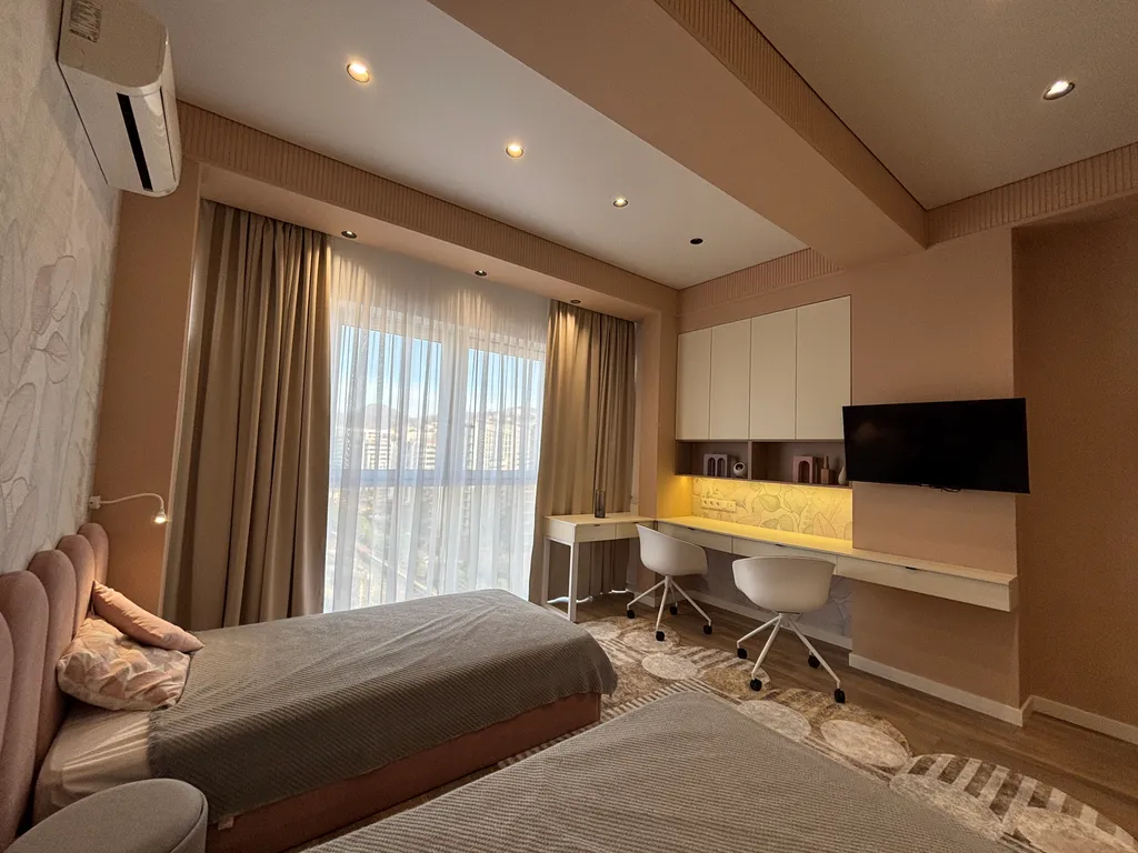 Видовая двухкомнатная с балконом на первой линии у моря