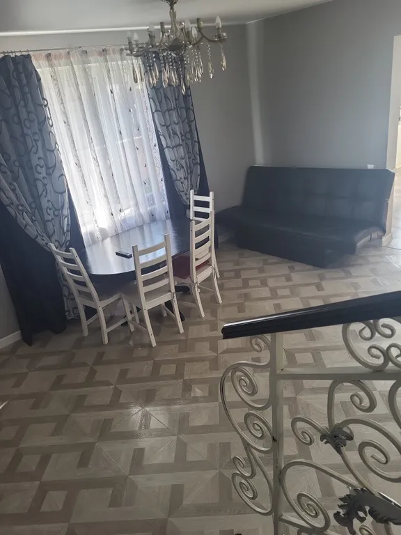 Дом с камином, зоной барбекю, батутом