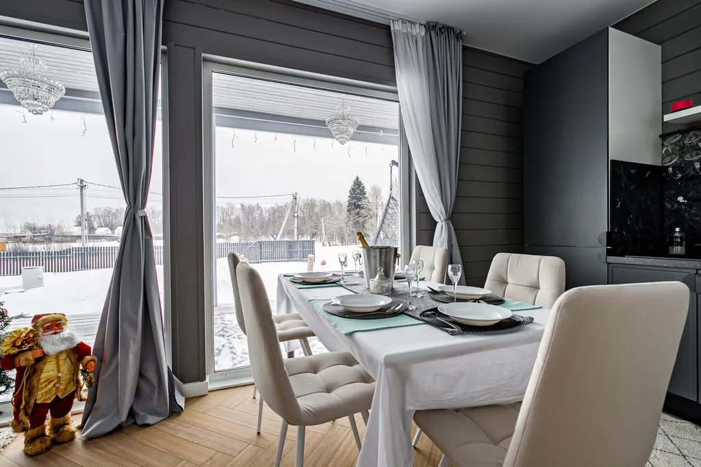 Grey House с дикими зайцами