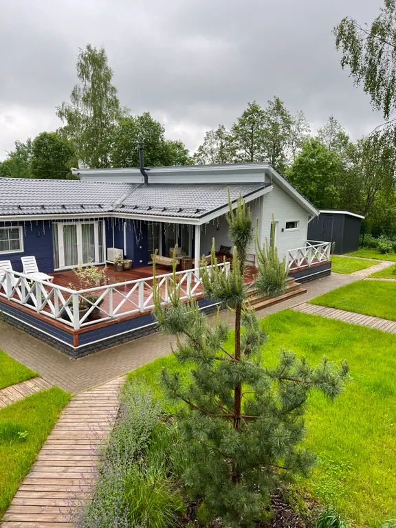 Дом на берегу лесного озера