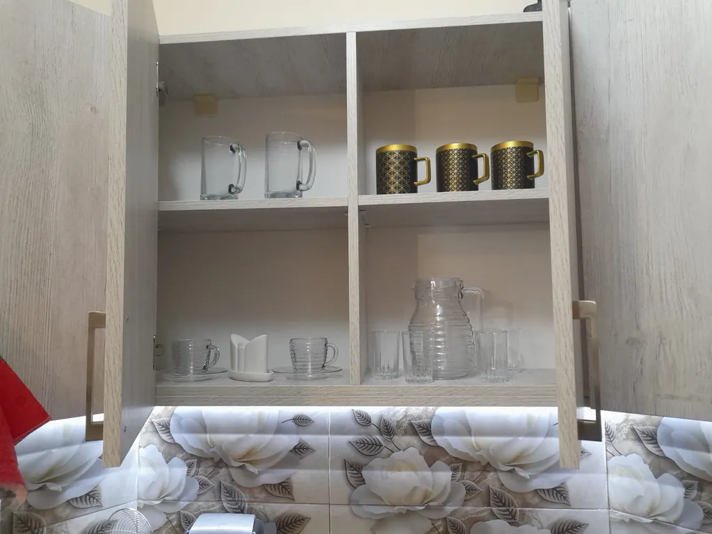 Уютная квартира у моря с видом с балкона на достопримечательности, ели и город