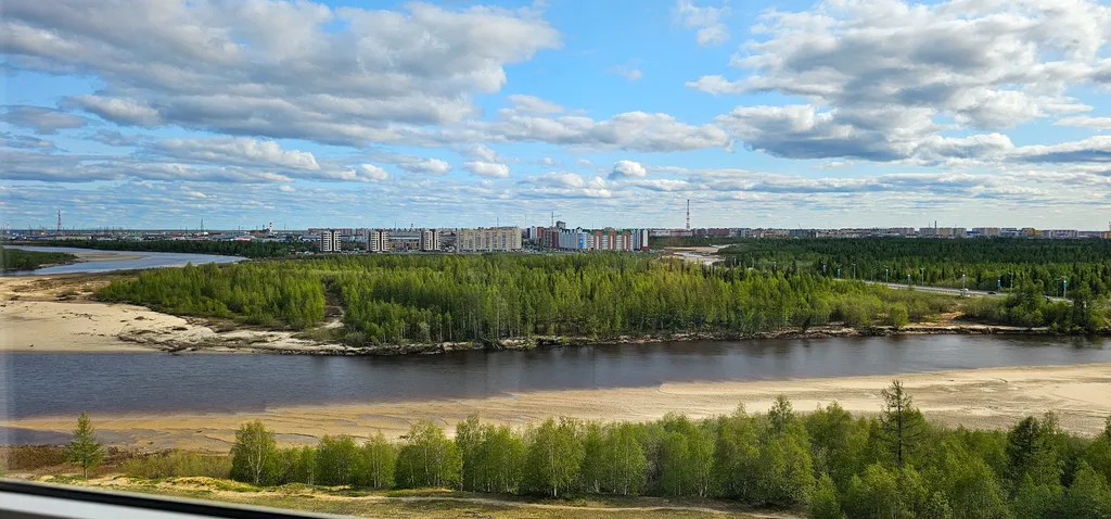 Большая студия с панорамным балконом, видом на реку