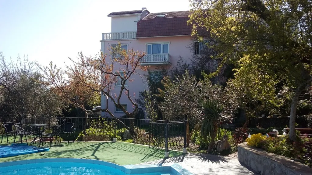 Коттедж 5-комнатный Дом — аренда посуточно в Массандра