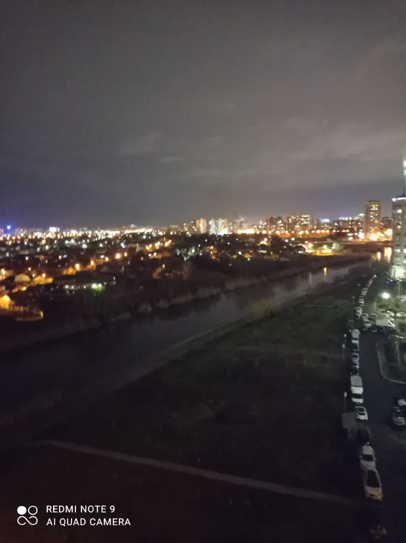 Вид на горный кавказский хребет на берегу реки Кубань