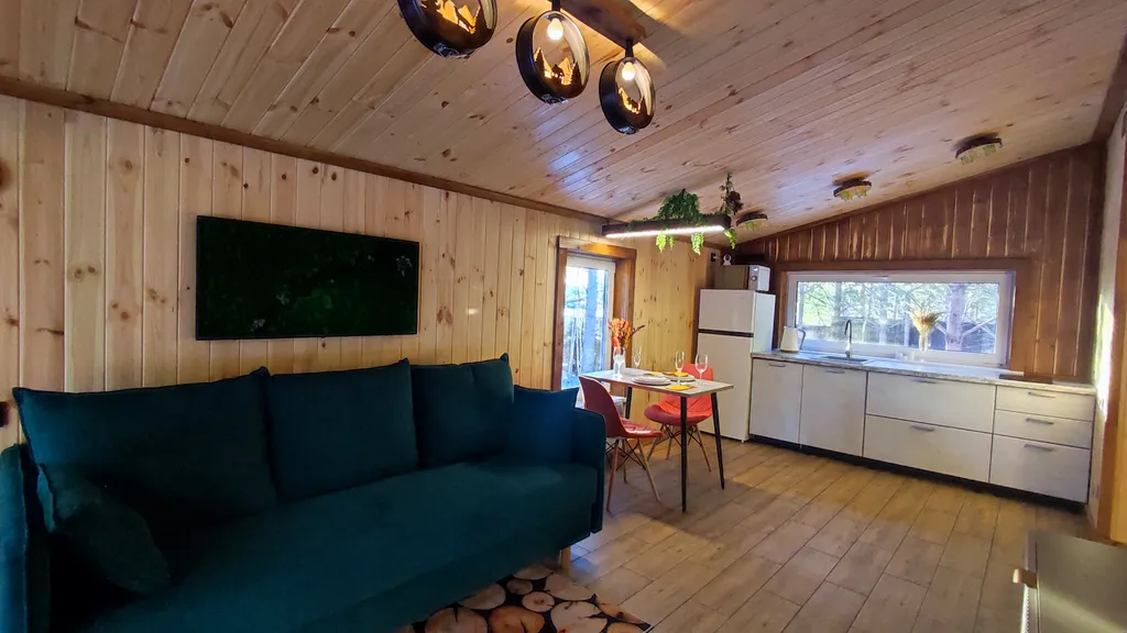 Глэмпинг в сосновом лесу