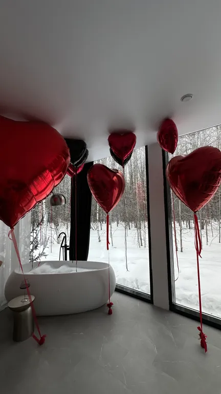 Домик с панорамной ванной в лесу