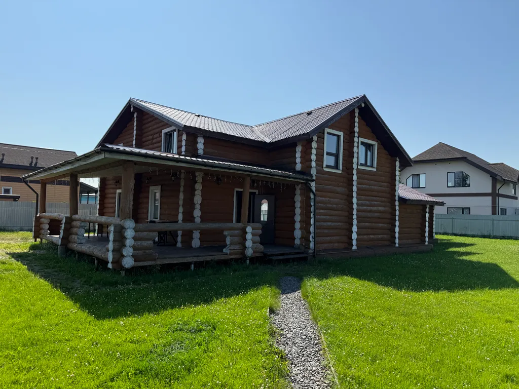 Бревенчатый коттедж с баней и бассейном