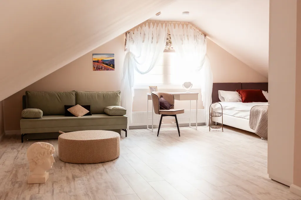 Уютная студия на мансарде, клуб Дача