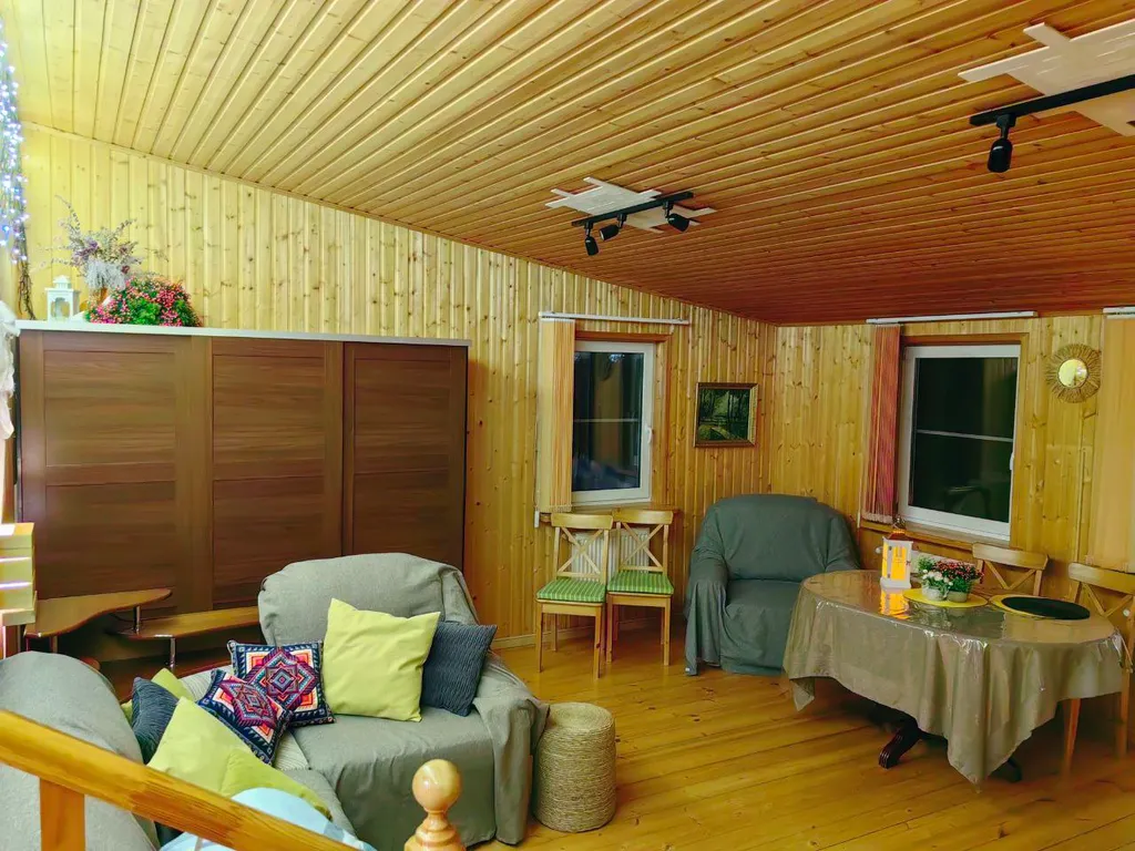 Дом с финской сауной внутри дома с большой беседкой и барбекю