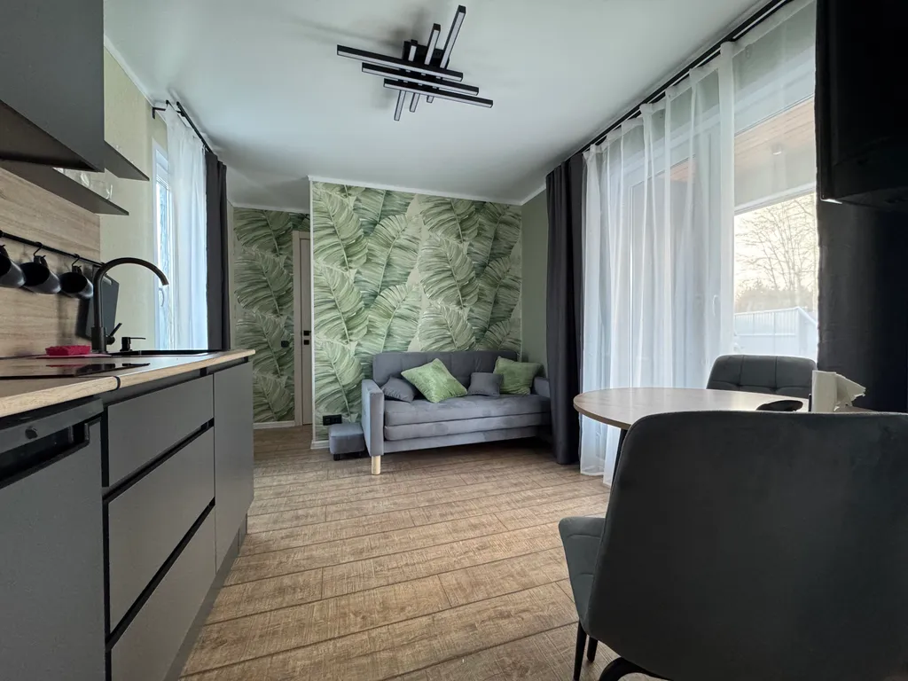 Уютный, небольшой сканди домик у леса