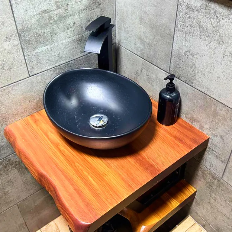 Просторная студия с настоящим камином и печкой