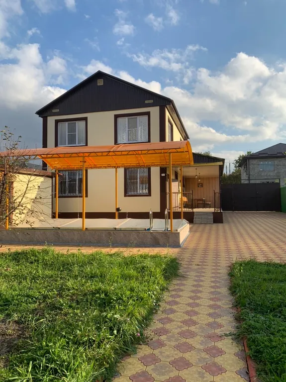 Коттедж Двухэтажный дом с бассейном, верандой и видом на горы — аренда посуточно в Владикавказ