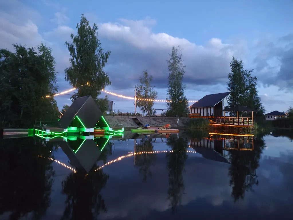 Дома и бани на берегу озера