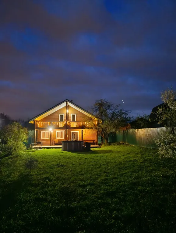 Уютный бревенчатый дом Life veranda на берегу пруда с баней на дровах