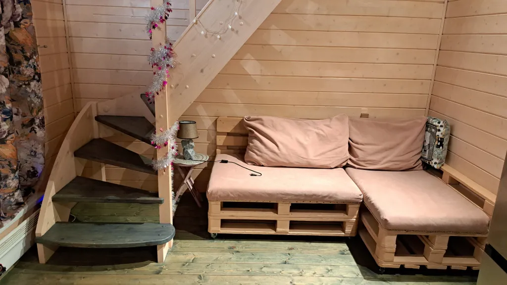 Барнхаус в лесу с розовой гостиной