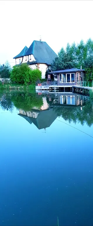 Дом с шикарной беседкой на озере