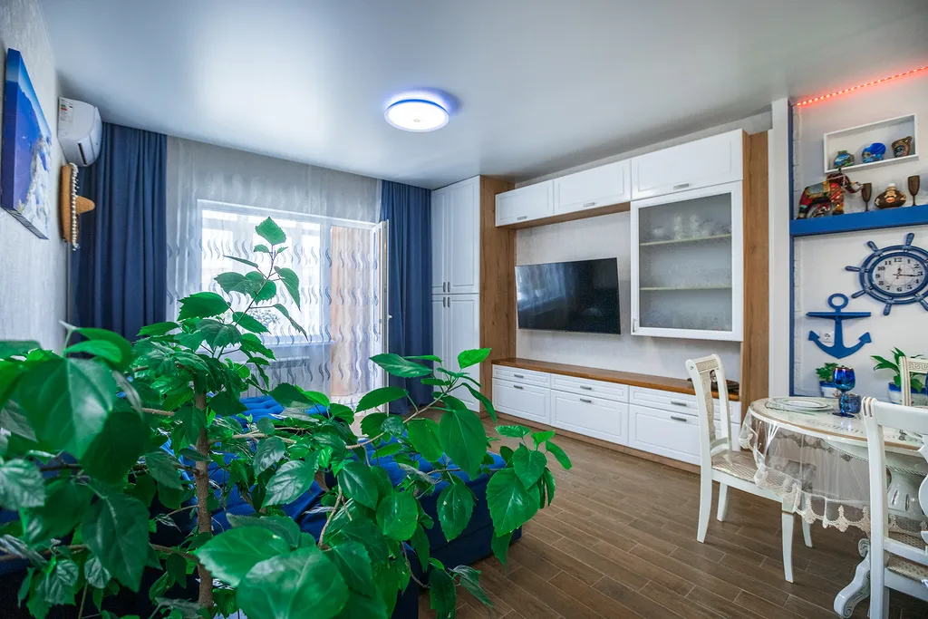 Большая евродвушка на берегу открытого моря