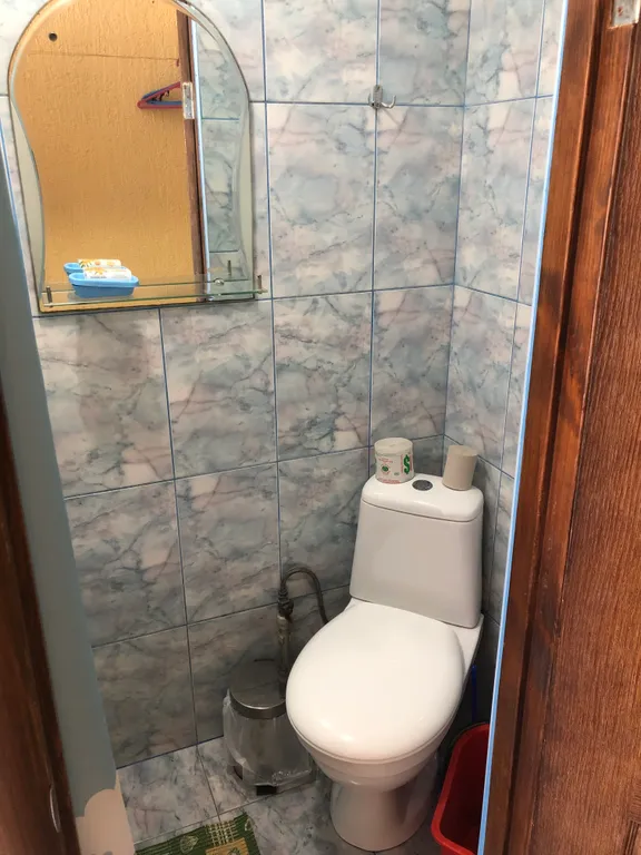 Маленький двухэтажный домик, возле моря