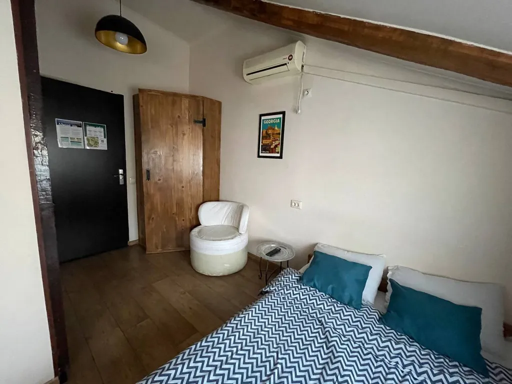 Квартира Уютная студия в мансарде грузинского дворика — аренда посуточно в Тбилиси