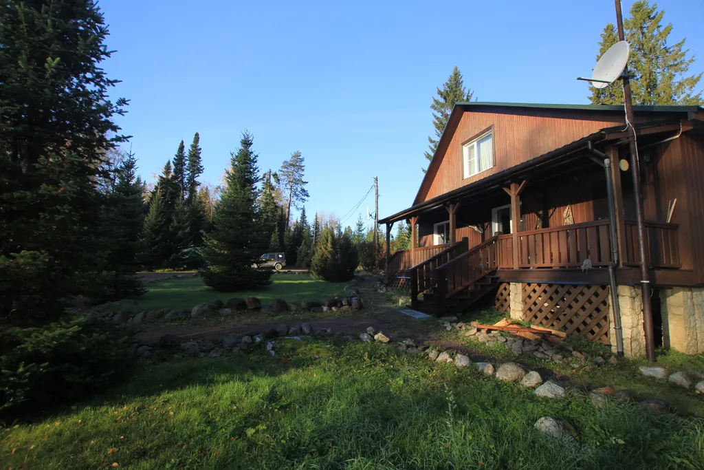 Шикарный дом находится на берегу озера, окруженный хвойным лесом