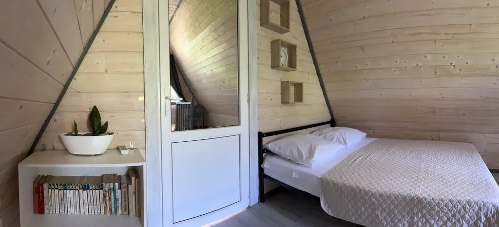 Дом А-Фрейм на берегу реки