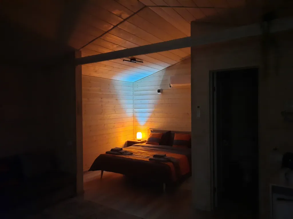 Уютный четырехместный Домик де-люкс с двухспальной кроватью