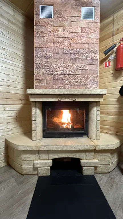 Уютный Дом в лесу с камином.