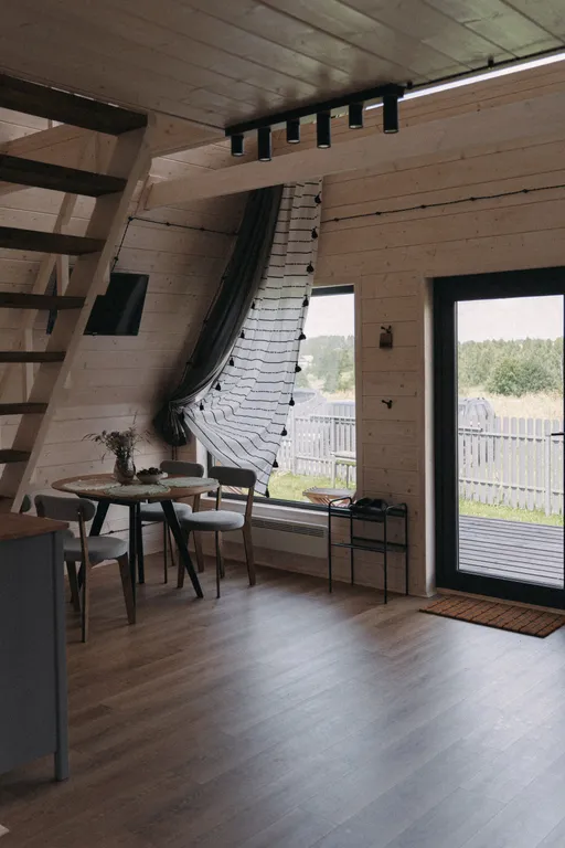 Видовой а-фрейм на берегу реки Нерль