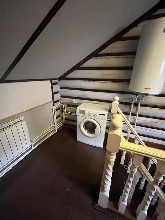 Комната с тремя кроватями и софой