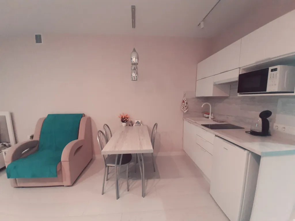 Уютная студия с видом на колесо обозрения