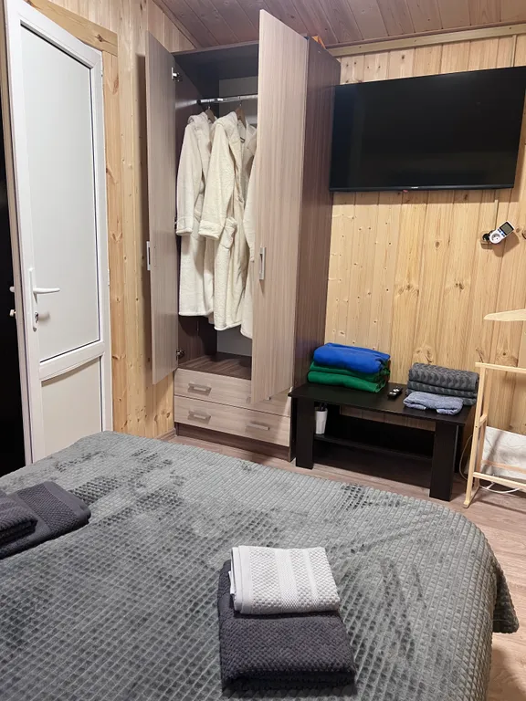 Уютный гостевой домик с бассейном, баней и чаном рассвет в горах