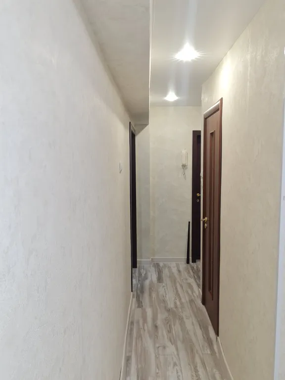 Стильная квартира с большой кроватью.