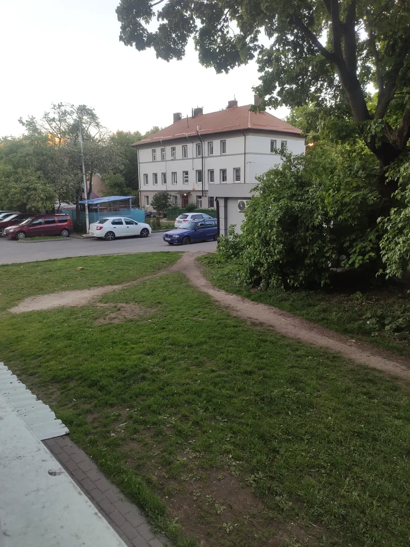 Из окна вид на тихую улицу