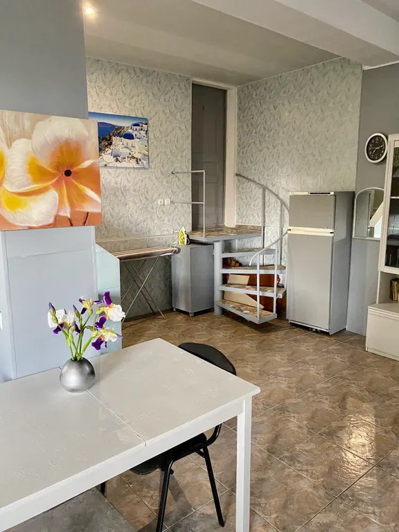 Трёхместный номер на 1-м этаже с кондиционером и общим санузлом