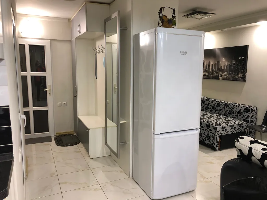 Отличная квартира в 12 минутах от моря со своим выходом в полесадник.