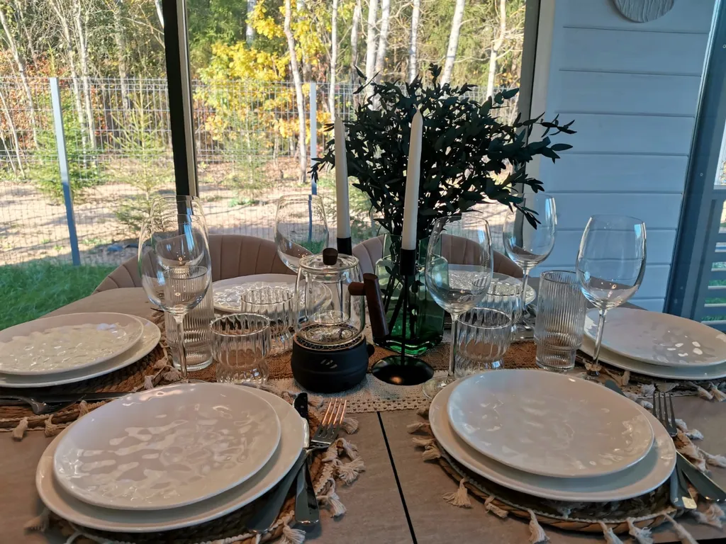 Панорамный дом в окружении леса на берегу водохранилища