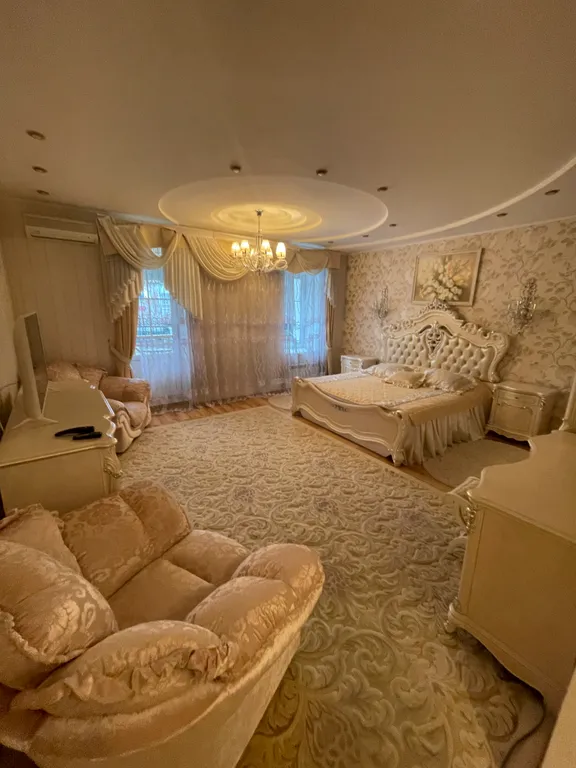 Номер в центре Ялты в 100 метрах от моря в историческом здании 1875 года