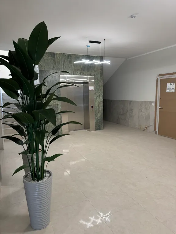 Солнечная квартира с мебелью из натурального дерева, рядом с морем