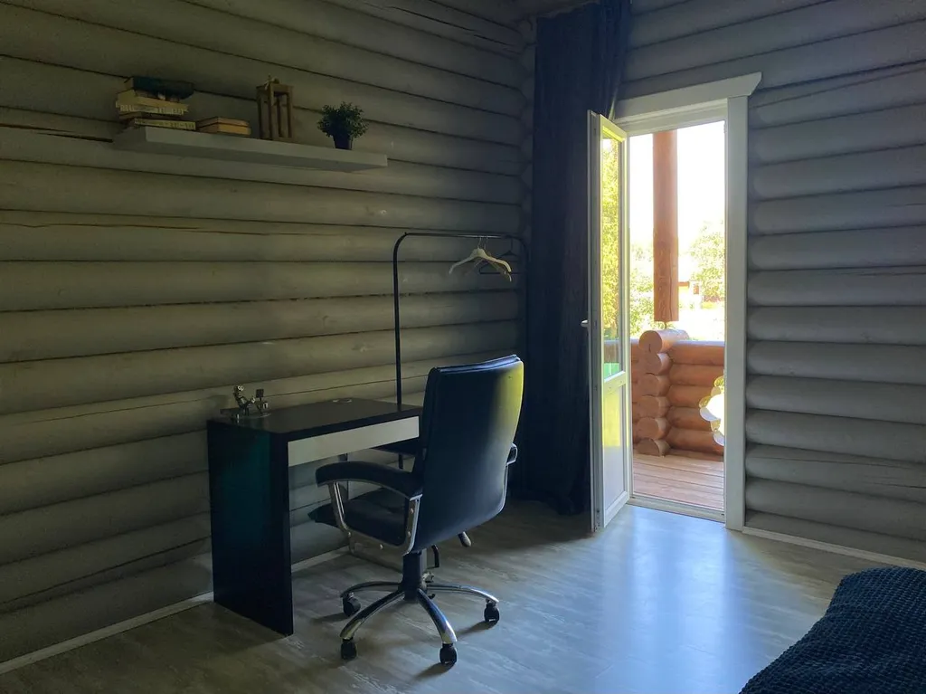 Уютный бревенчатый дом Life veranda на берегу пруда с баней на дровах