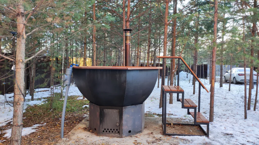 Глэмпинг в сосновом лесу