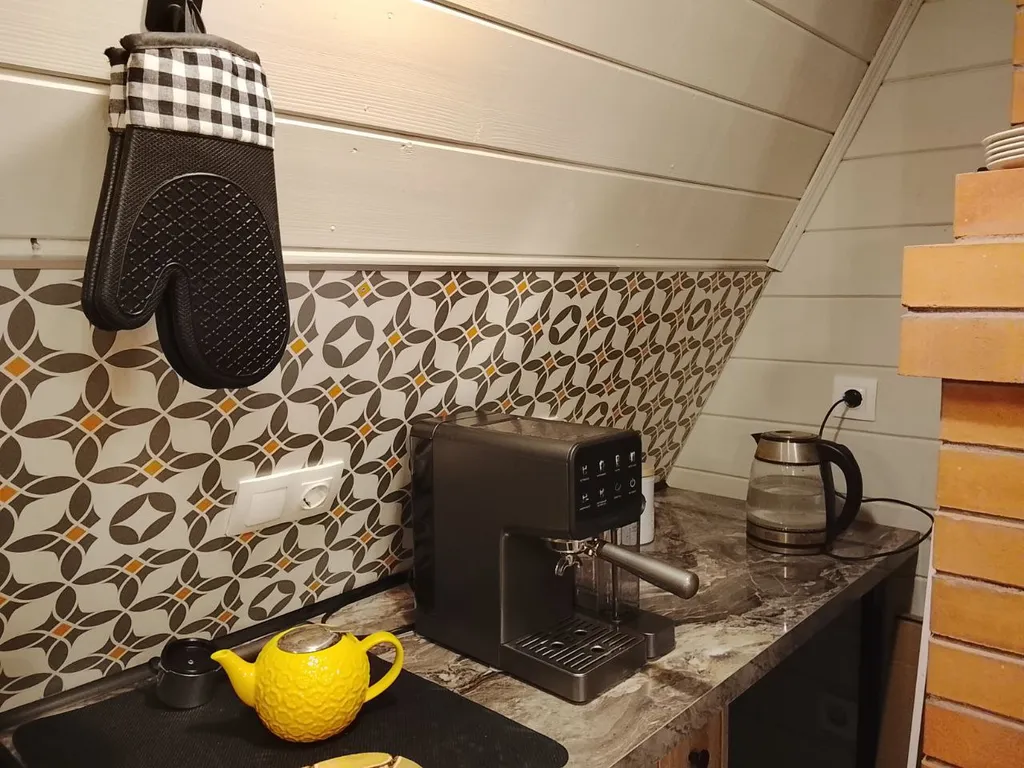 Большой дом А-Фрейм среди молодого елового леса