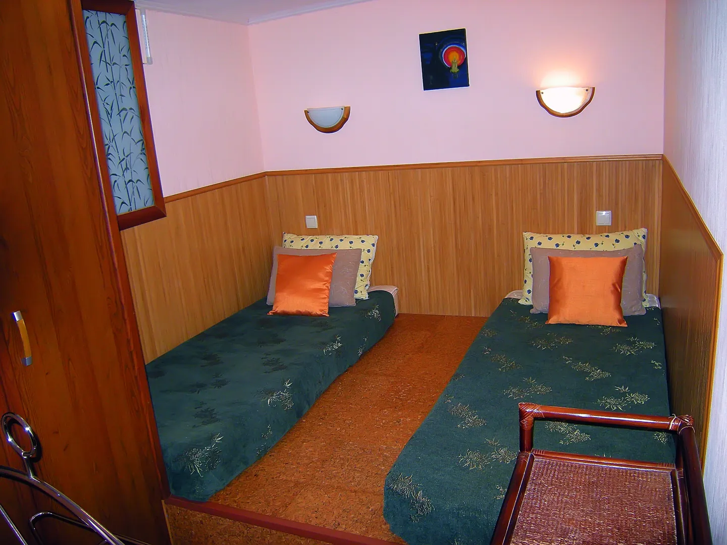 Вторая спальня с пробковым подиумом (трансформация на две односпальные кровати 0.8 на 2 метра). Шкаф